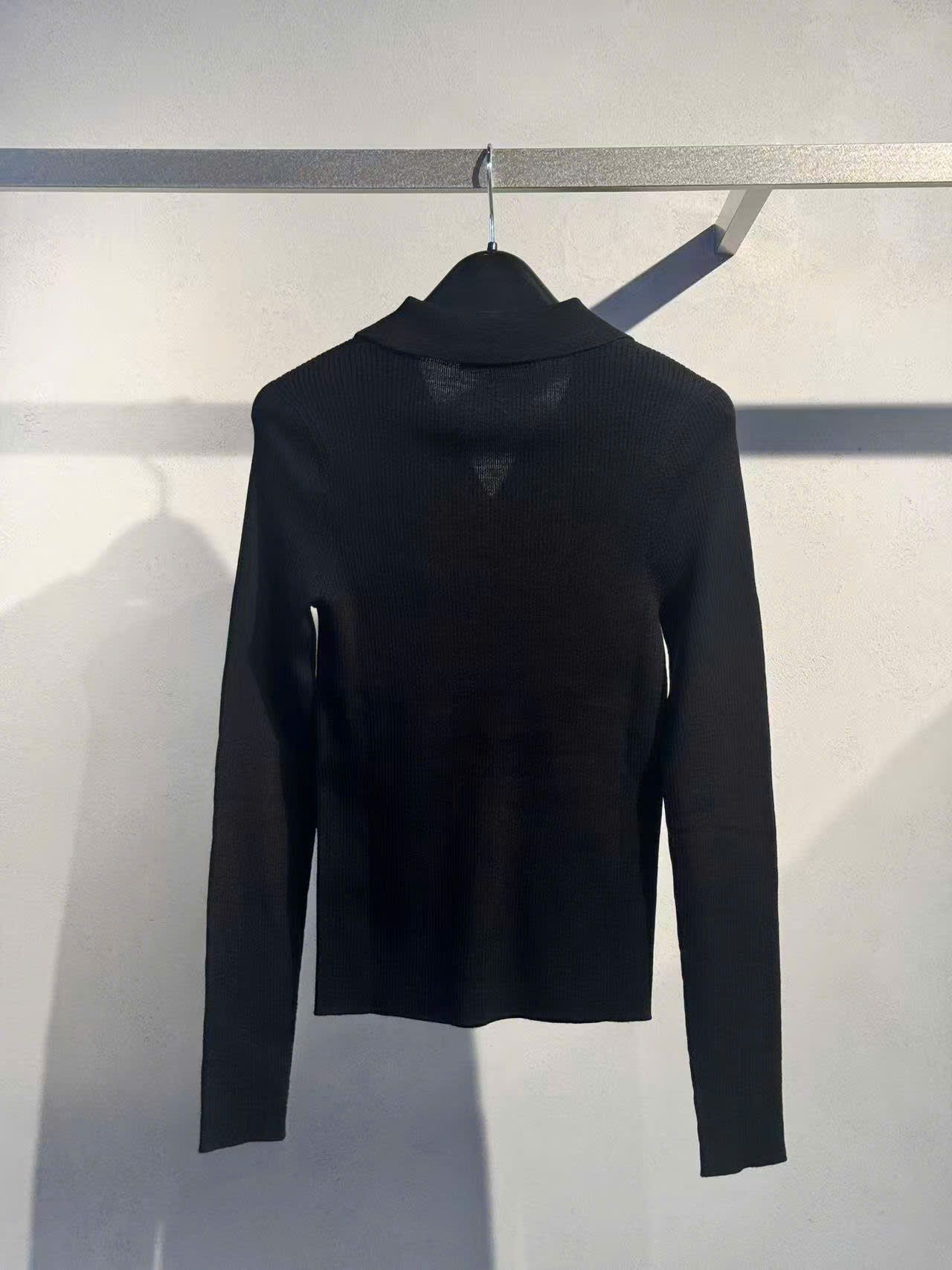  Áo dài tay đen cổ V, logo nhỏ 