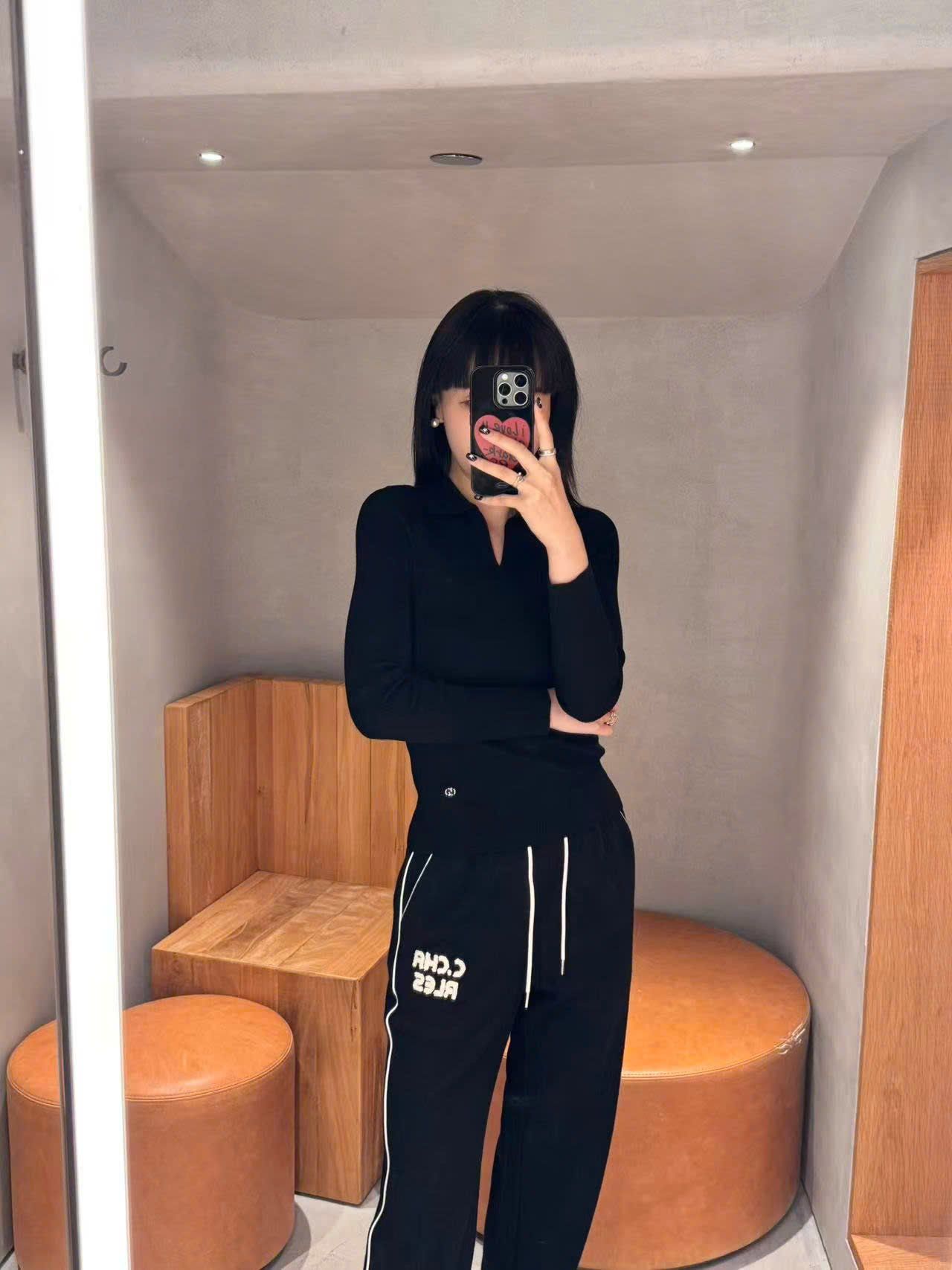  Áo dài tay đen cổ V, logo nhỏ 