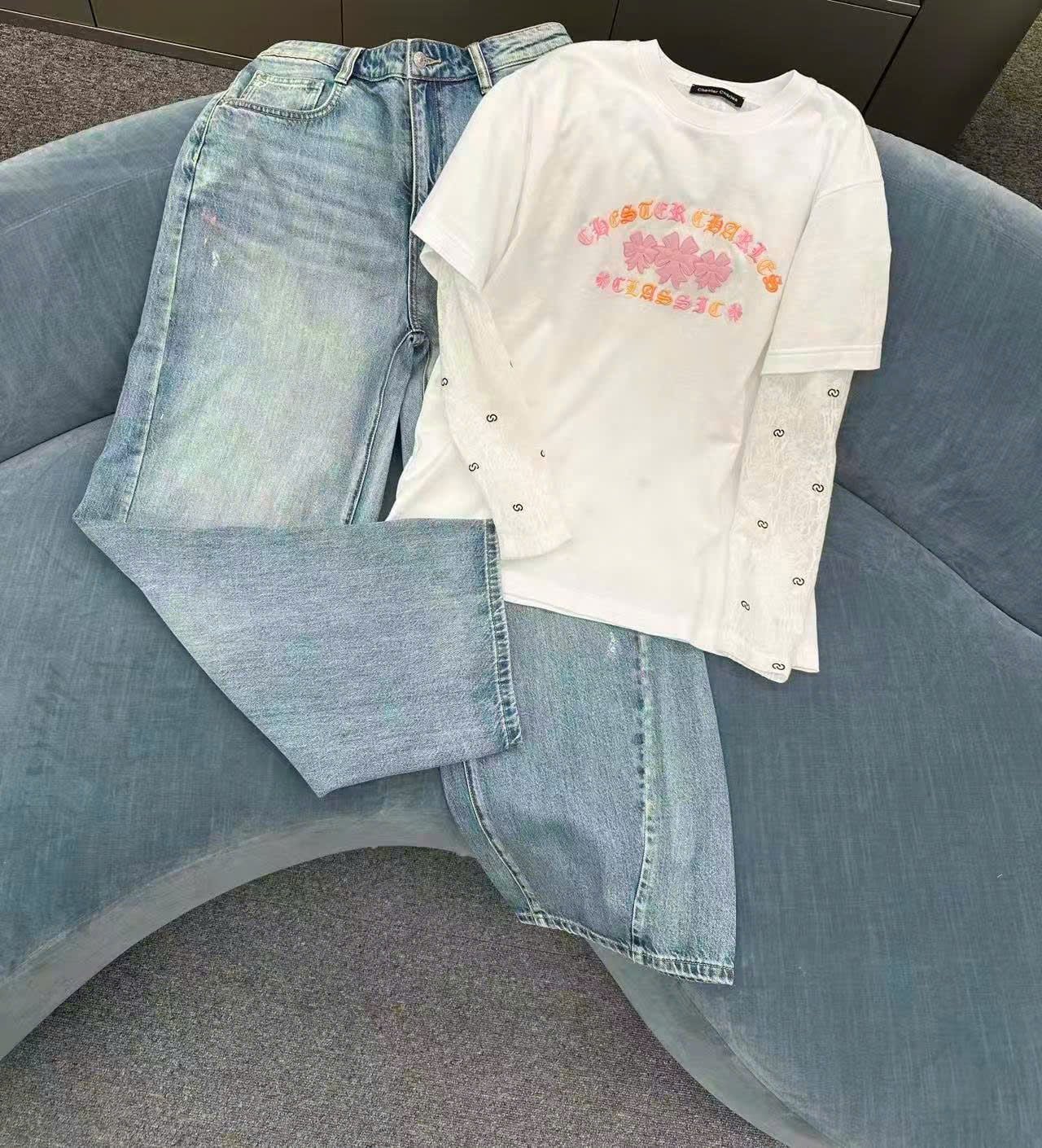  3.Quần jean xanh, vạt chéo Vẩy sơn 