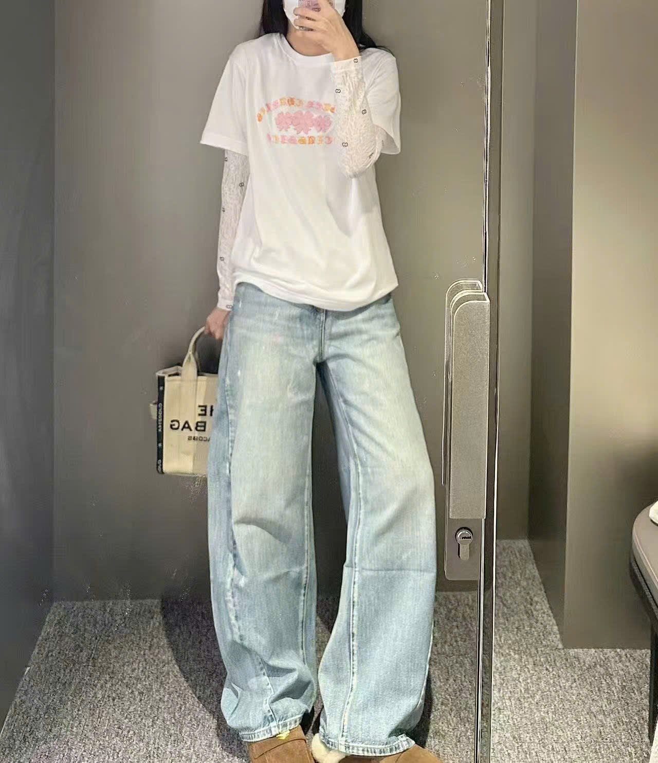  3.Quần jean xanh, vạt chéo Vẩy sơn 