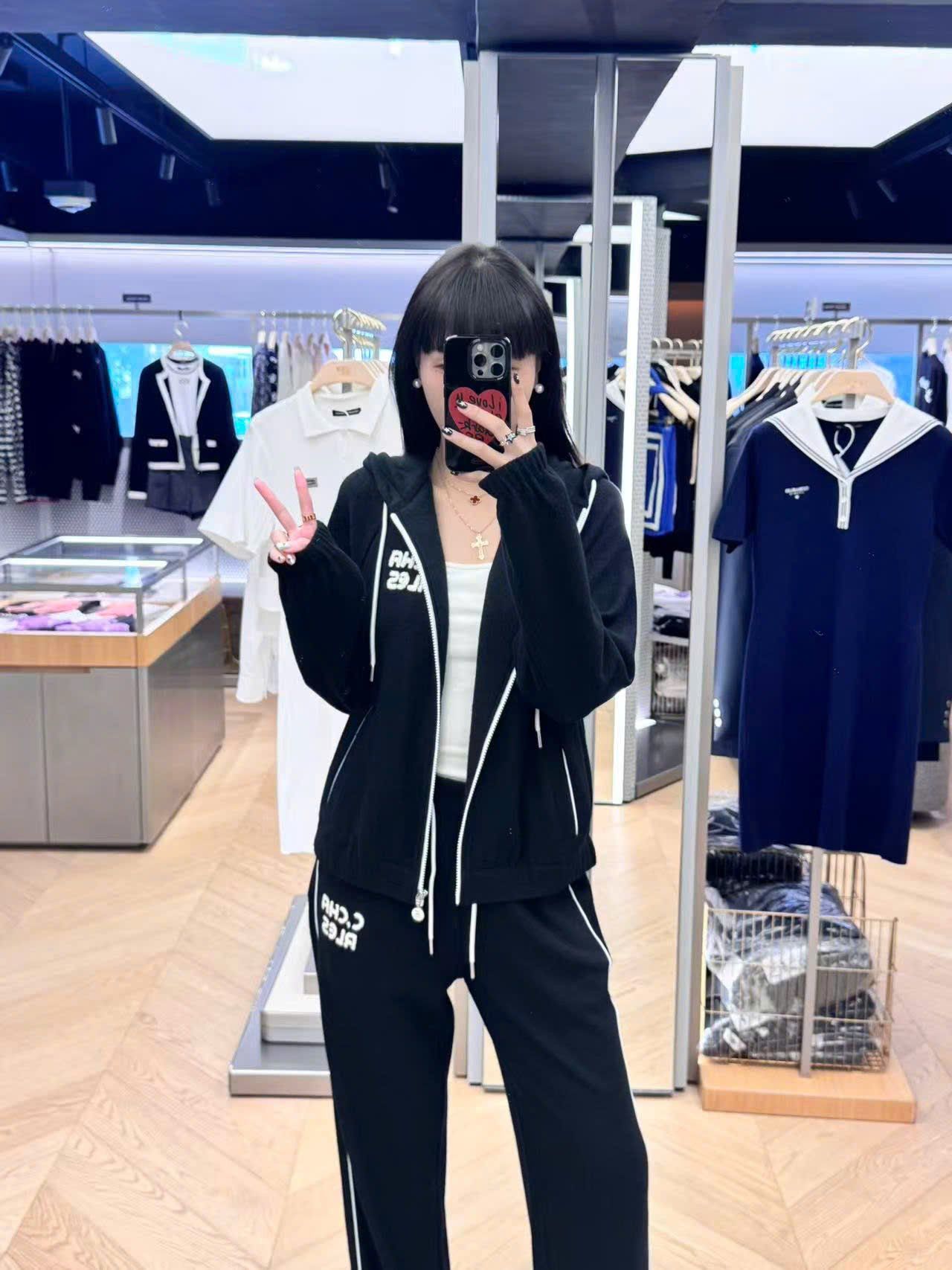  Áo khoác đen, kéo khóa trắng có mũ set 