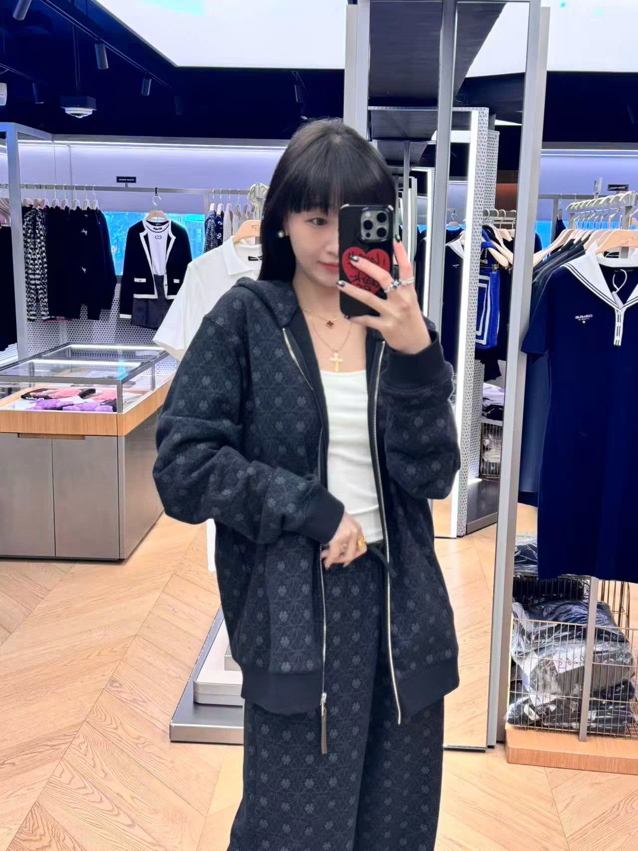  Áo khoác đen CH kéo khóa có mũ 