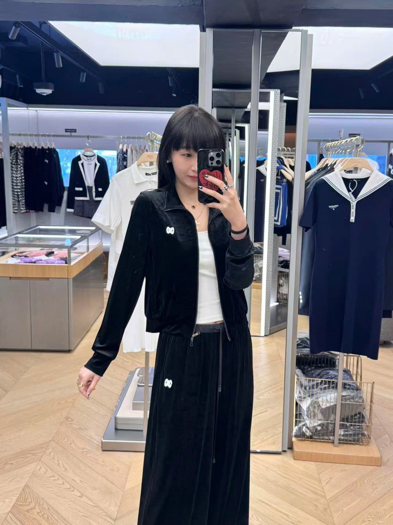  2.Áo khoác nhung đen -logo ngực trái 