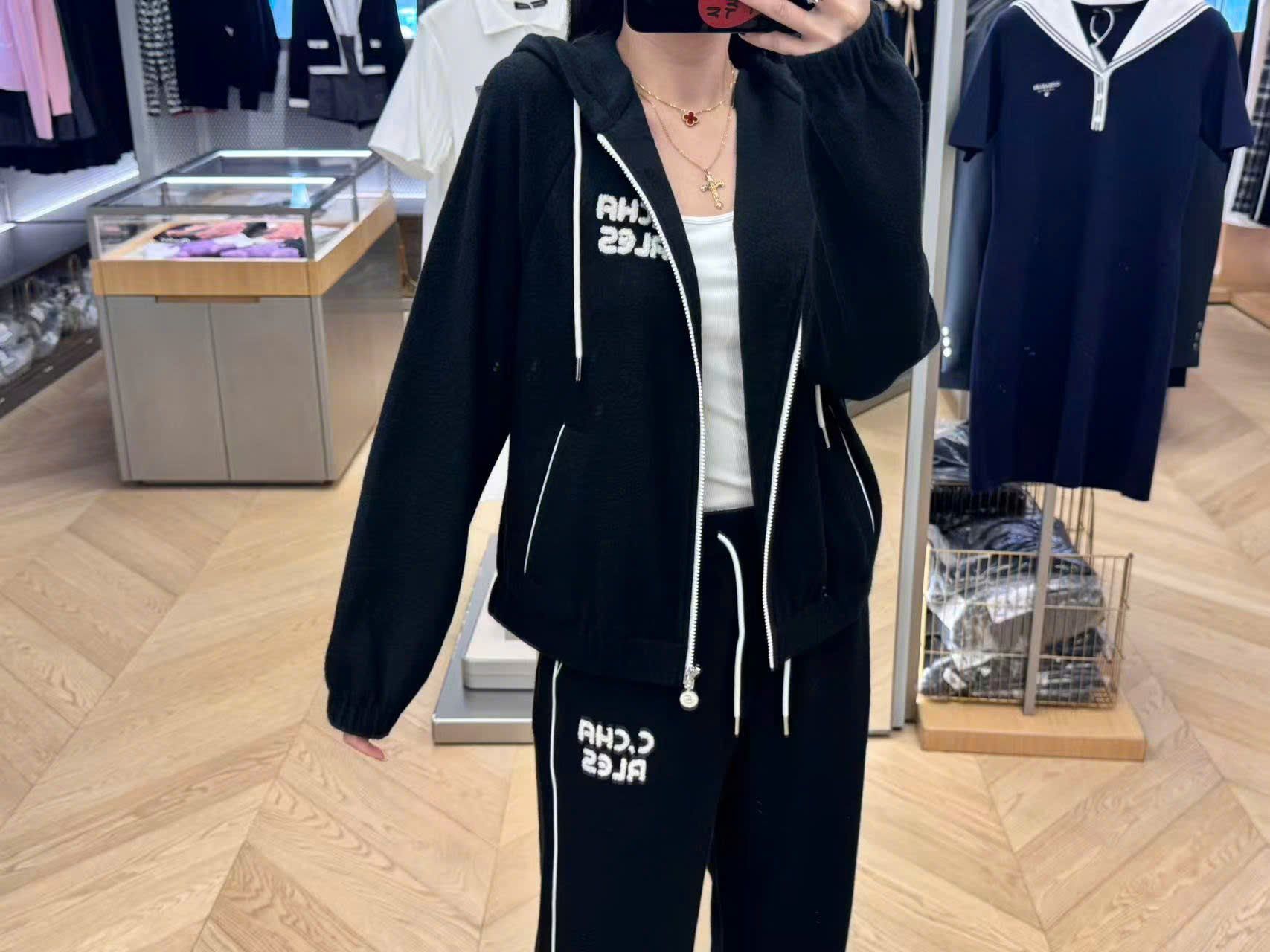  Áo khoác đen, kéo khóa trắng có mũ set 