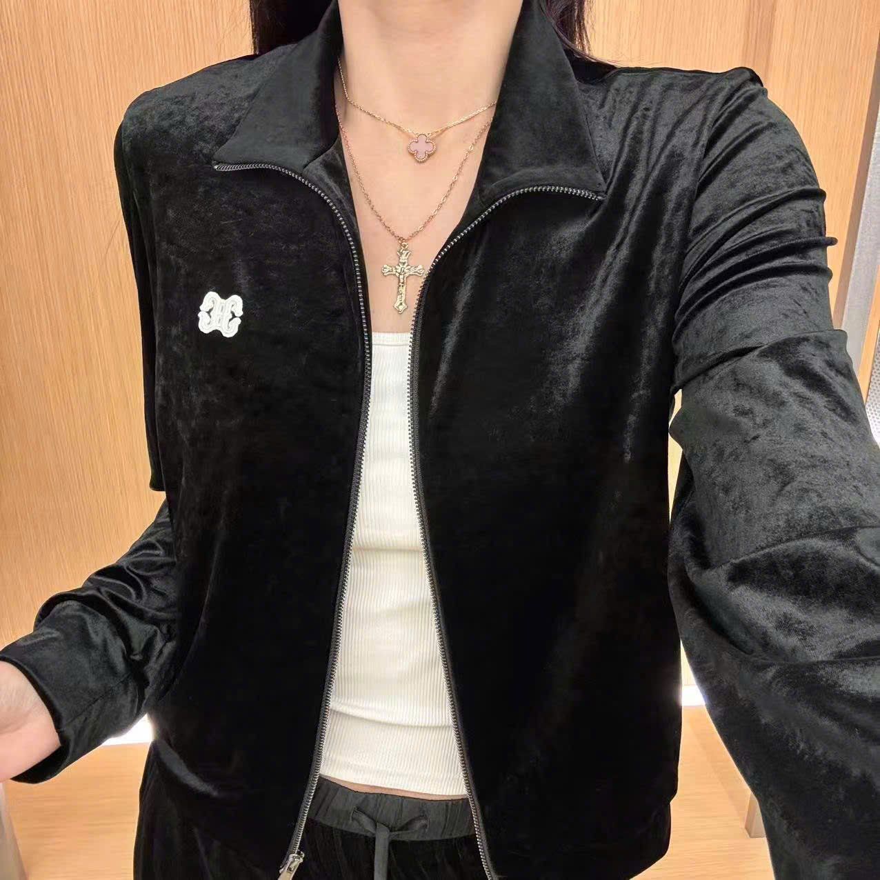  2.Áo khoác nhung đen -logo ngực trái 