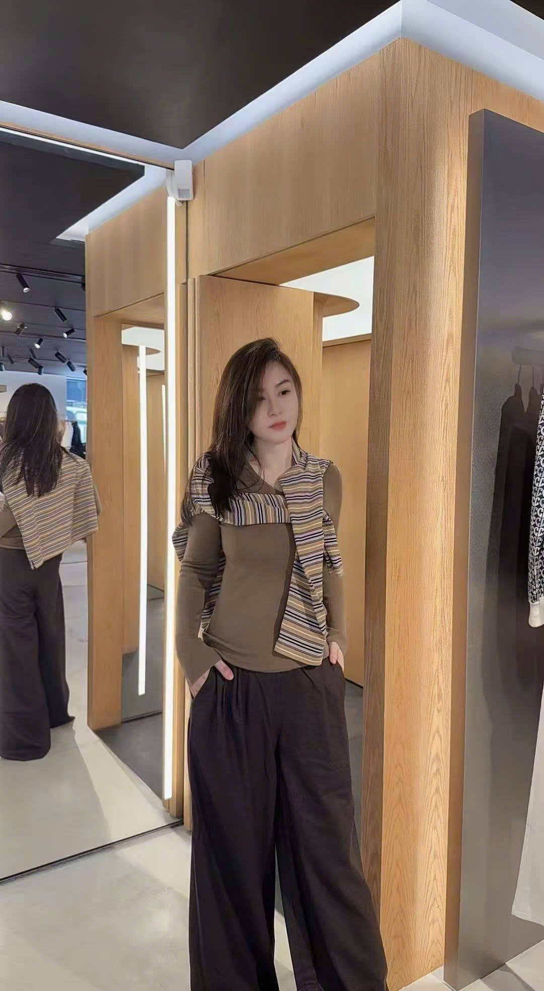  1.Áo len dài tay - Nâu cổ tim 