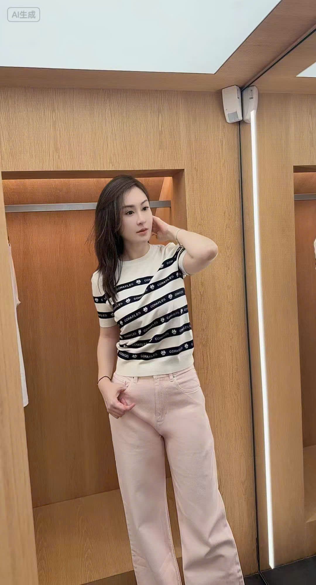  2.Áo ngắn tay trắng - chữ logo chạy 