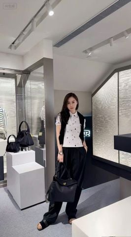  1.Áo polo trắng, họa tiết chữ, gấu đen 