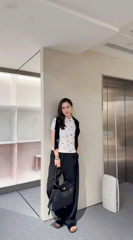  1.Áo polo trắng, họa tiết chữ, gấu đen 