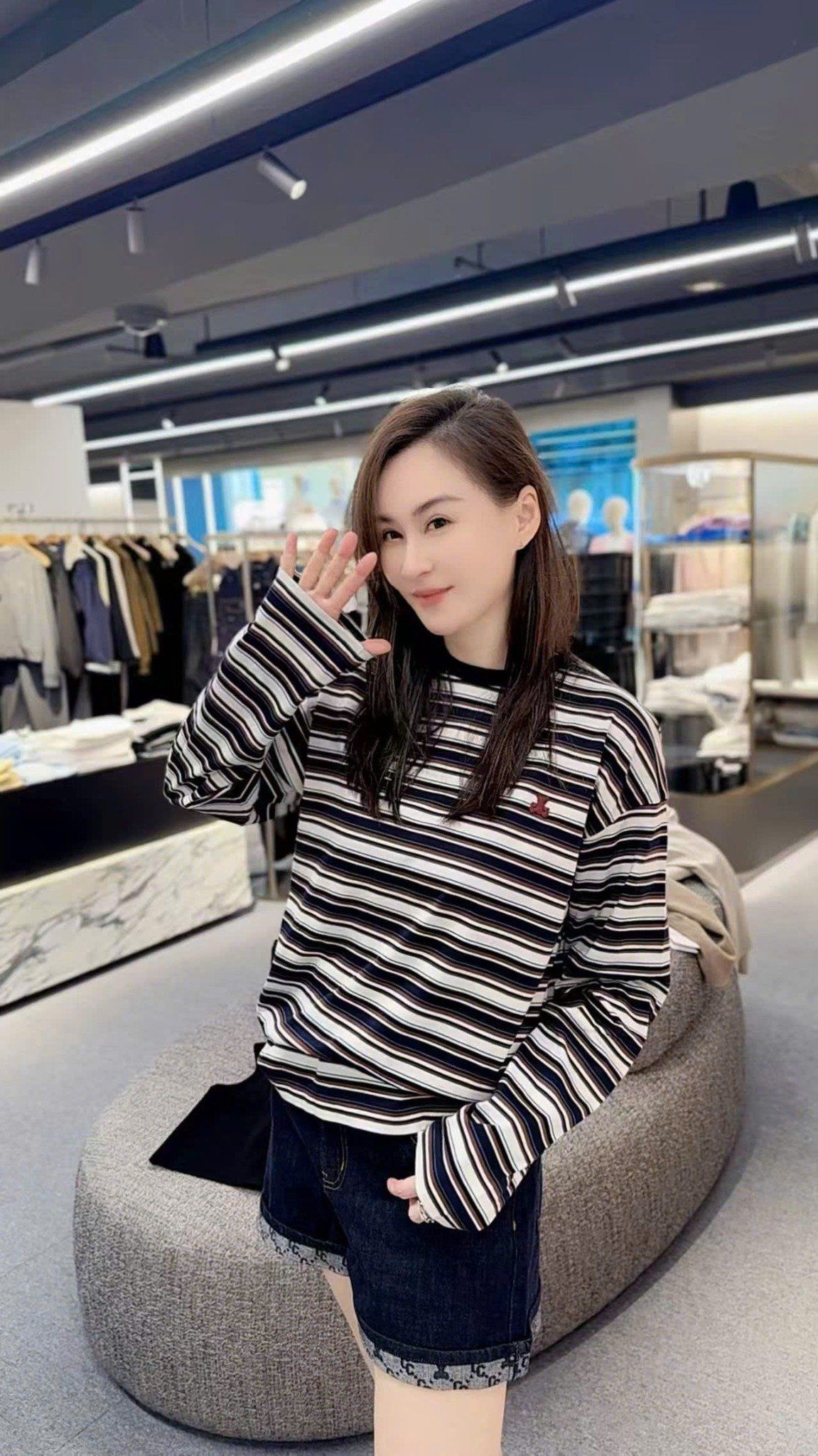  Áo thun kẻ ngang gấu hồng nhỏ trước ngực 