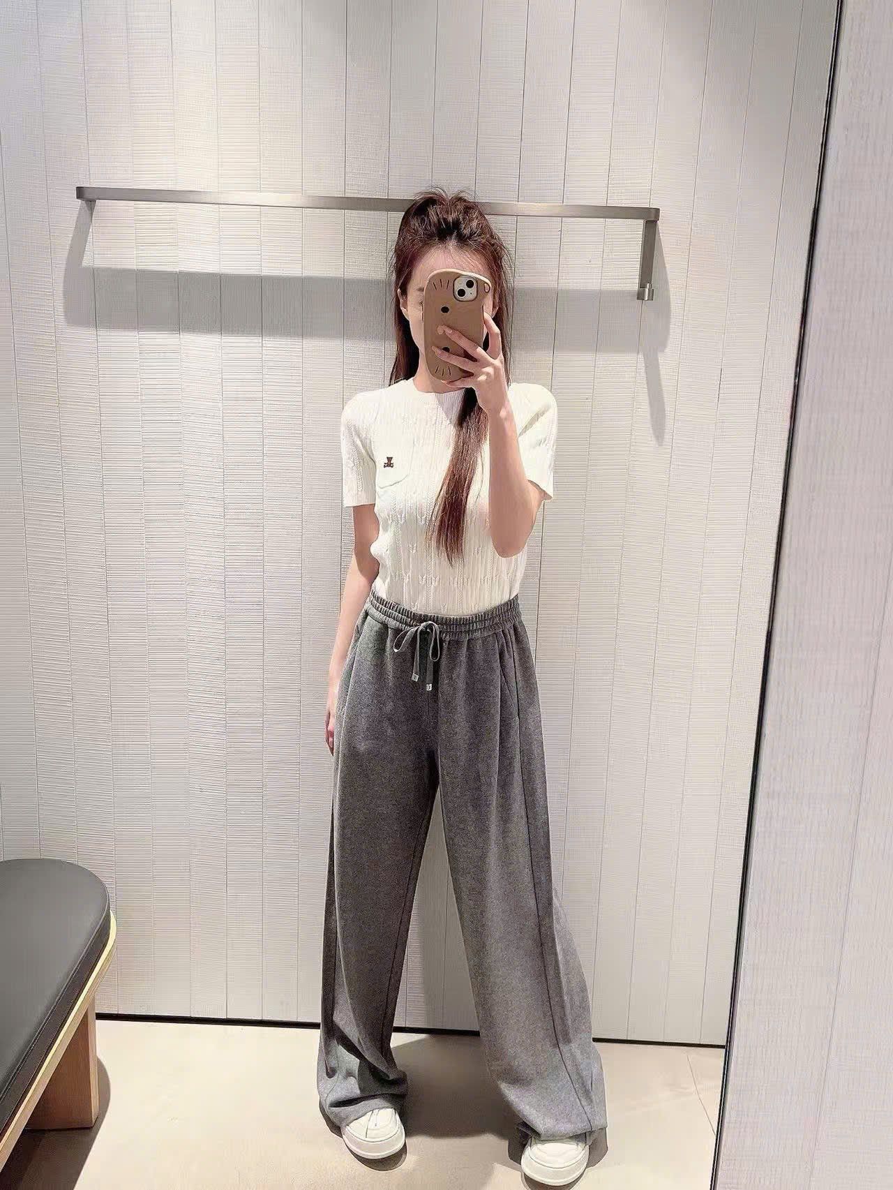  2.Quần len xám , dây rút logo lồng 1 bên set 