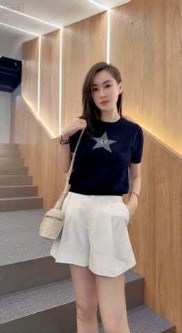  1.Áo navy ngắn tay, ngôi sao lớn đính đá ngực 