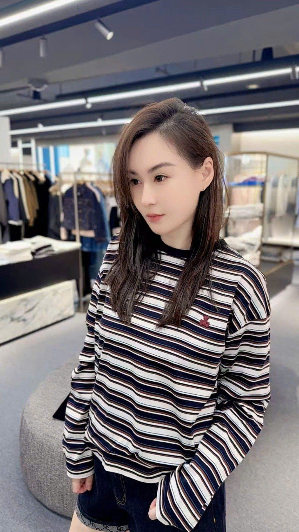  Áo thun kẻ ngang gấu hồng nhỏ trước ngực 