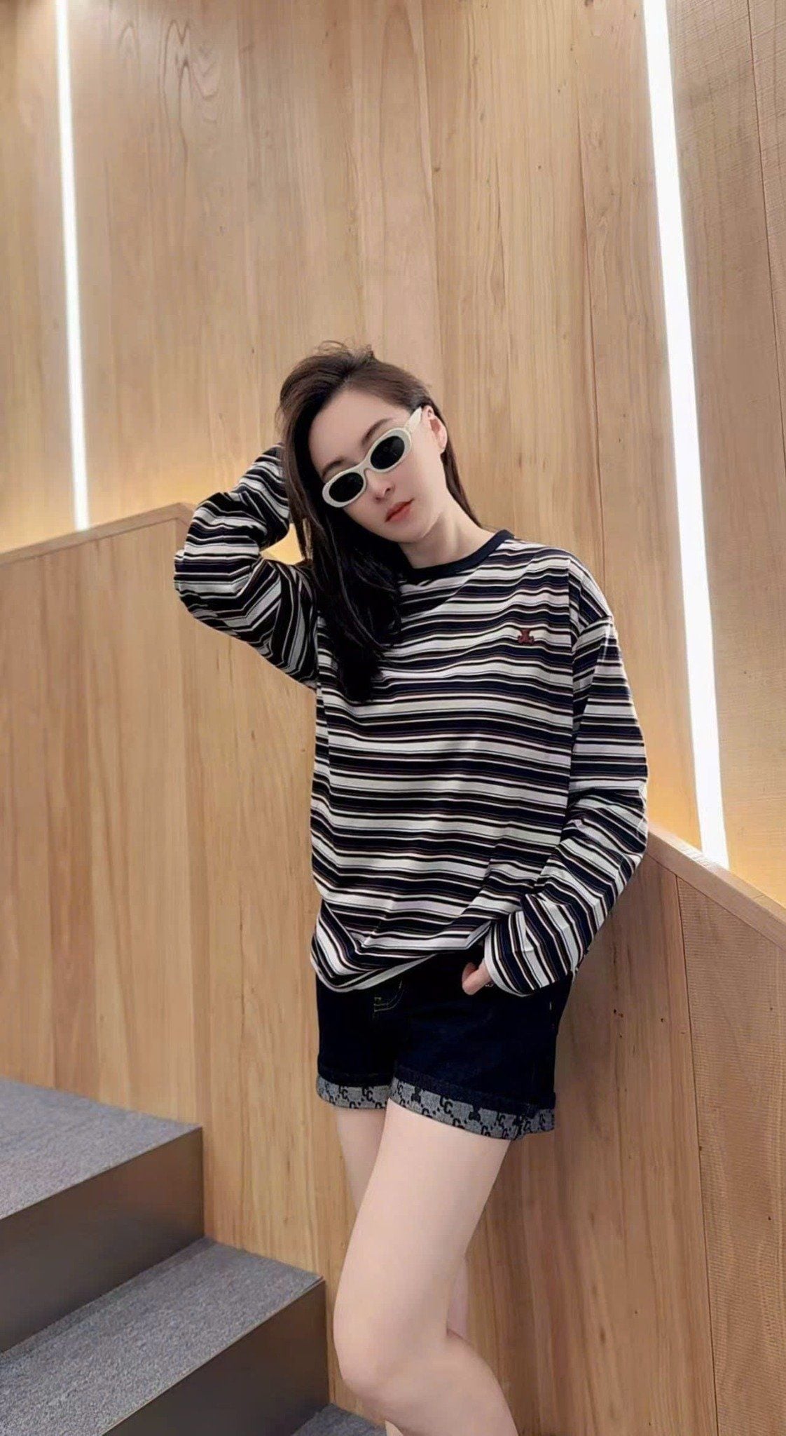  Áo thun kẻ ngang gấu hồng nhỏ trước ngực 