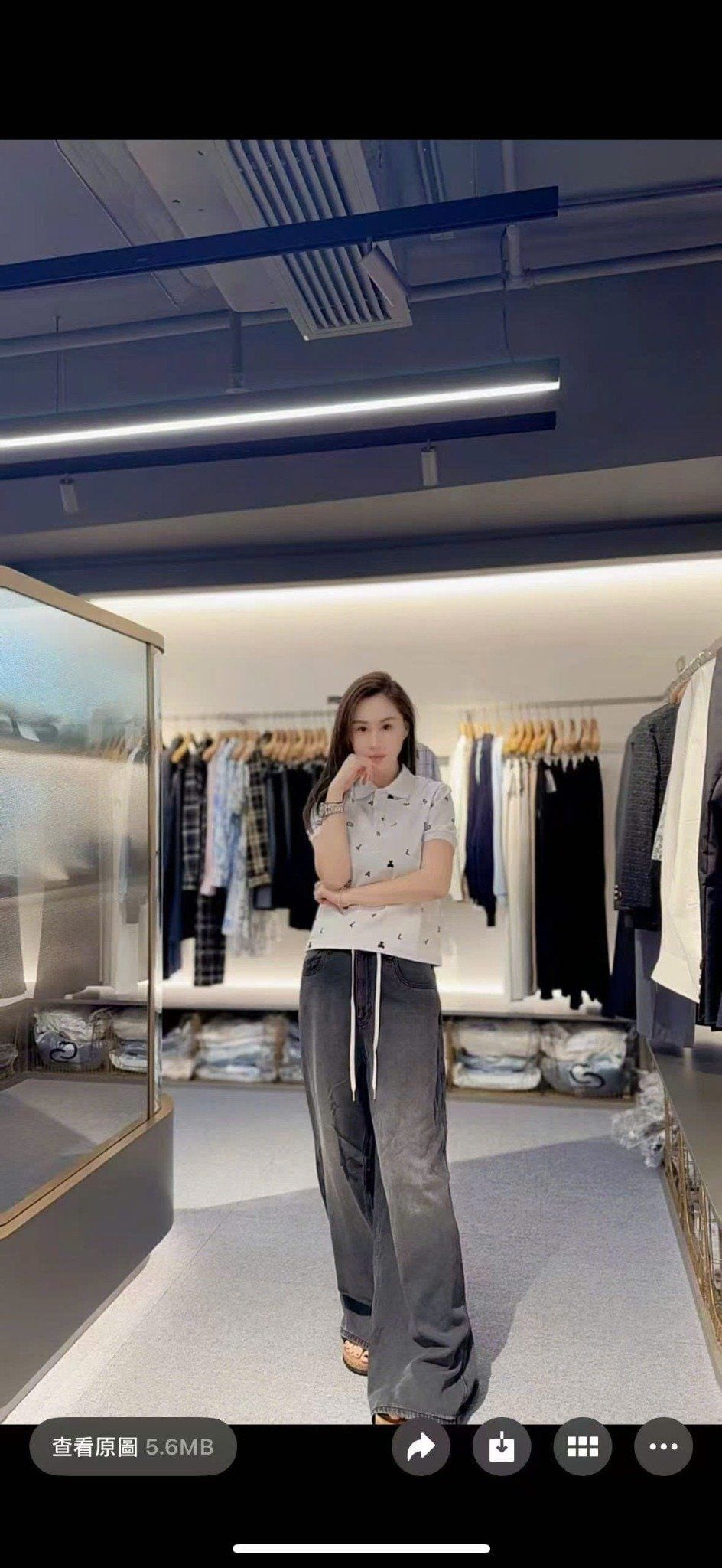  Quần jean đen mài, ống rộng dây rút trắng 