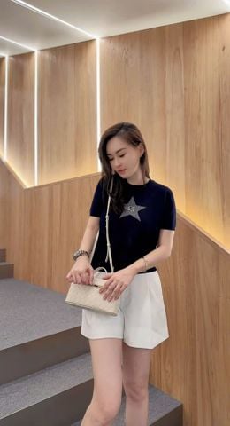  1.Áo navy ngắn tay, ngôi sao lớn đính đá ngực 