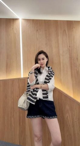  5.Quần sooc Jean xanh gấp gấu Logo 