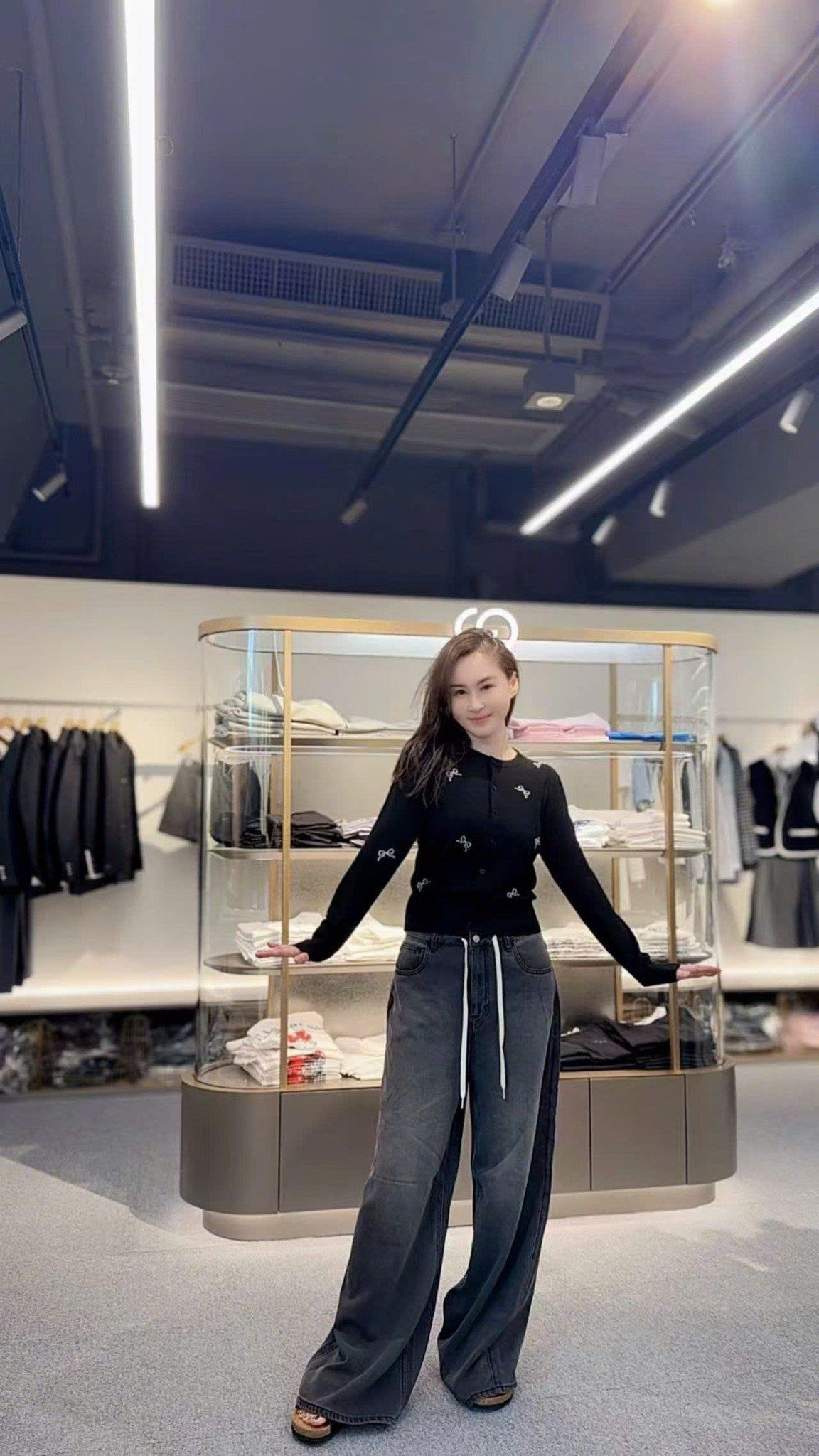  Áo CDG đen nơ trắng, cổ tròn dài tay 