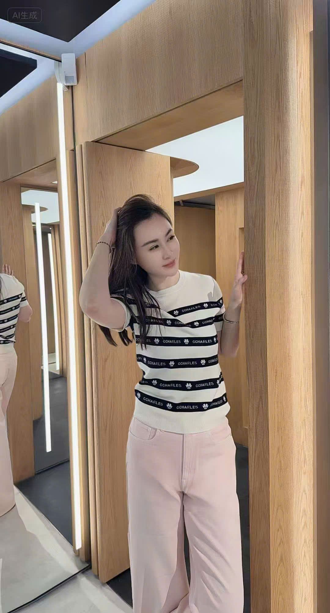  2.Áo ngắn tay trắng - chữ logo chạy 