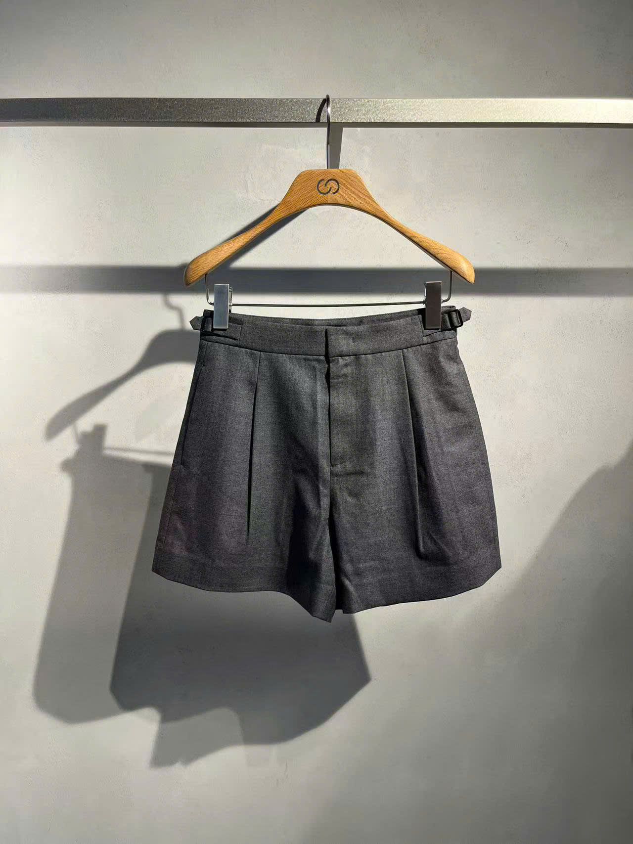  Quần sooc vải xám, đai tăng chỉnh 2 bên 