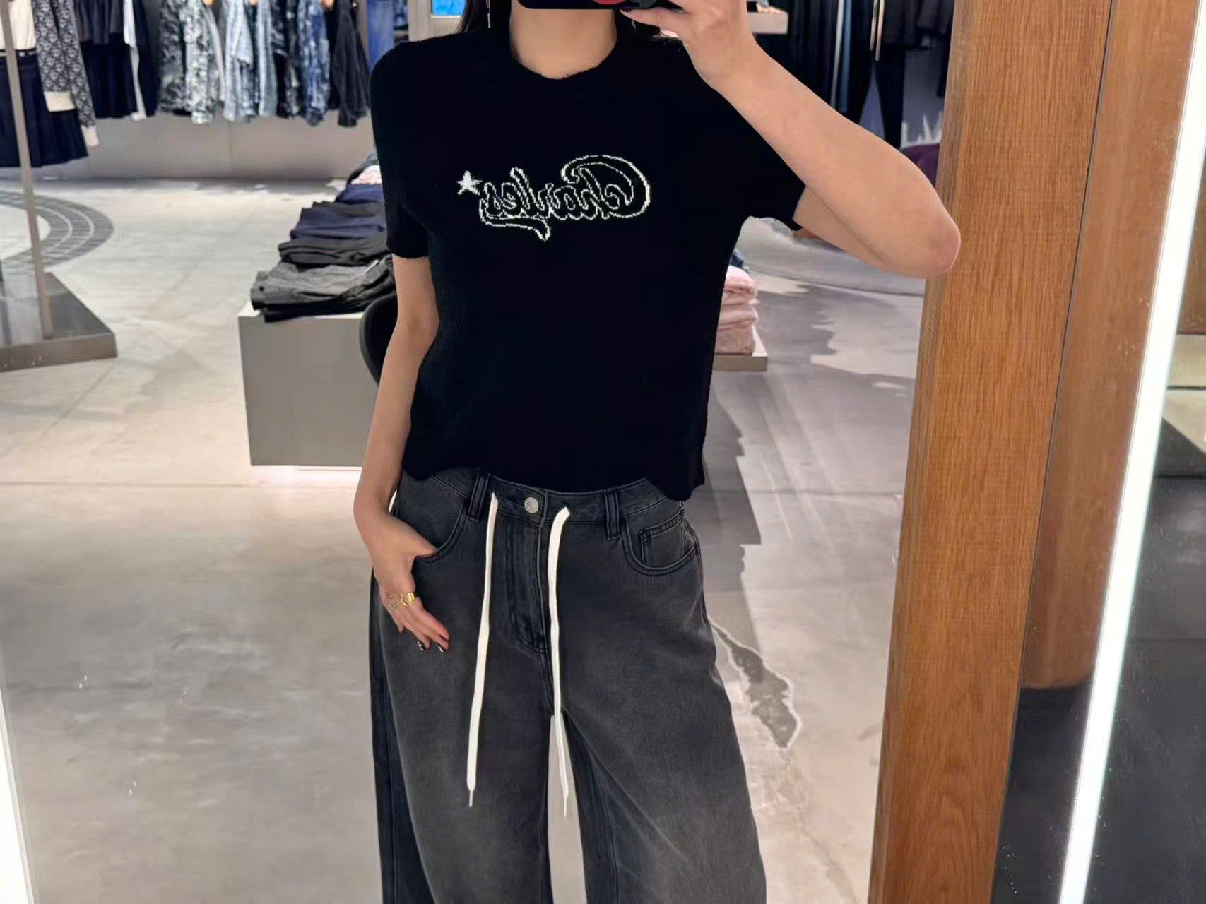  Quần jean đen mài, ống rộng dây rút trắng 