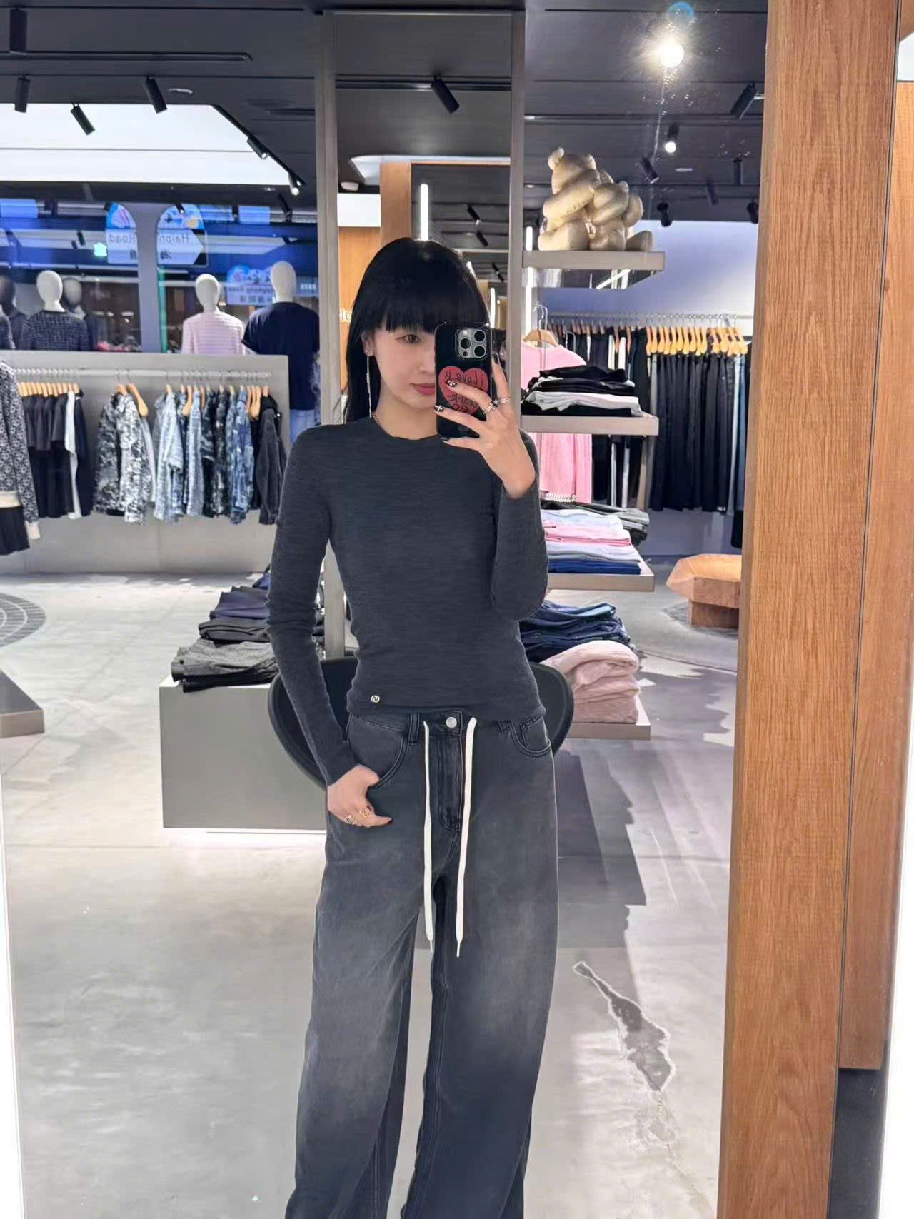  Quần jean đen mài, ống rộng dây rút trắng 