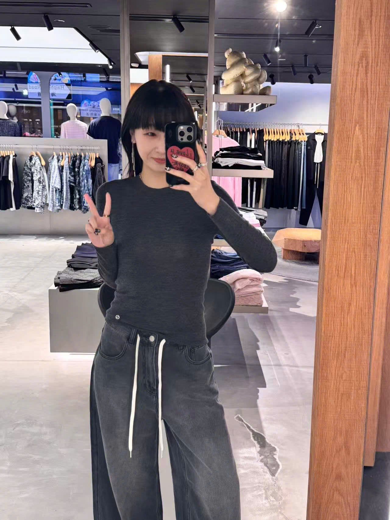  Quần jean đen mài, ống rộng dây rút trắng 