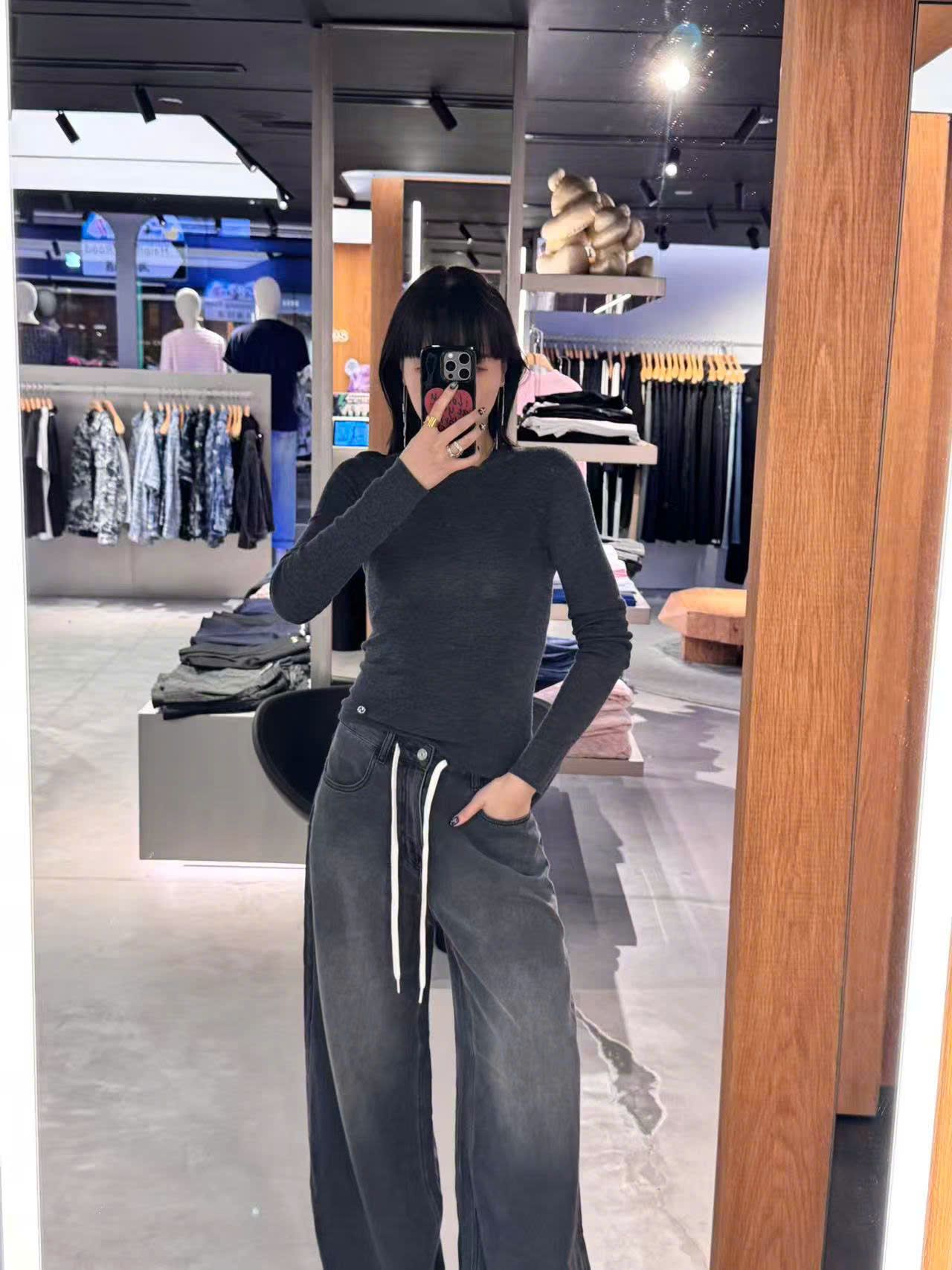  Quần jean đen mài, ống rộng dây rút trắng 