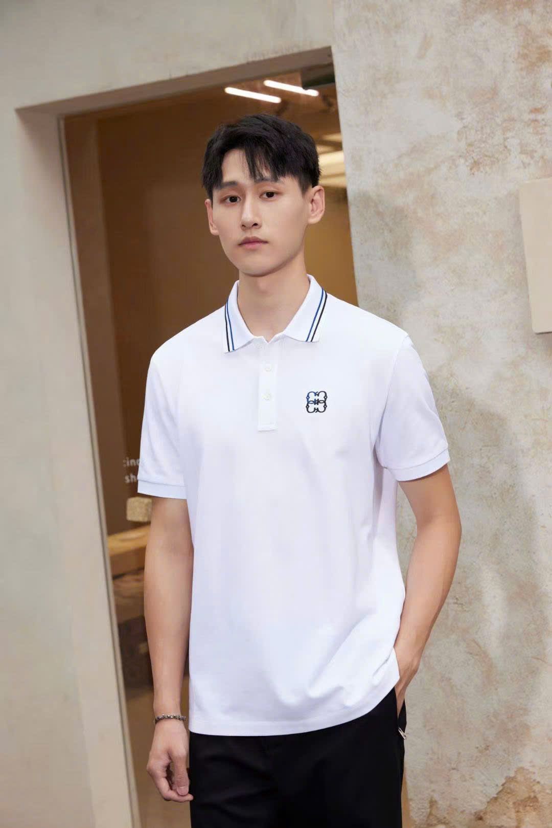  Áo polo Nam CC trắng, cổ viền đen, logo CC lồng 1 bên 