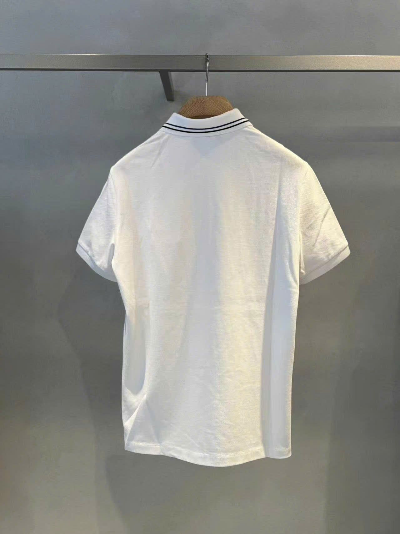  Áo polo Nam CC trắng, cổ viền đen, logo CC lồng 1 bên 