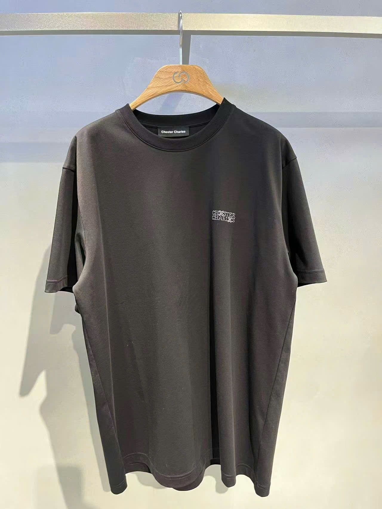  Áo phông đen Nam CC, chữ đính đá 1 bên 