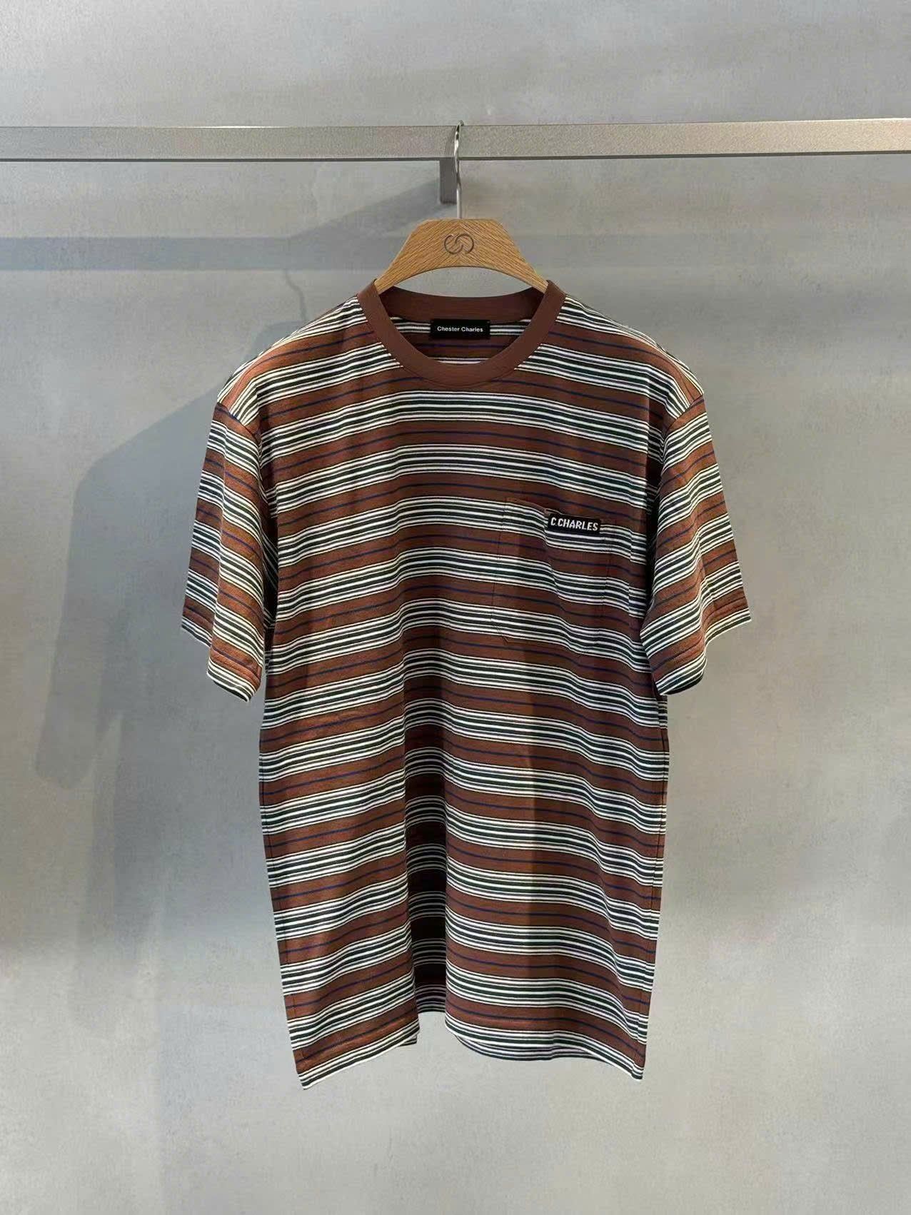  Áo phông nâu kẻ xanh Nam CC, túi 1 bên 