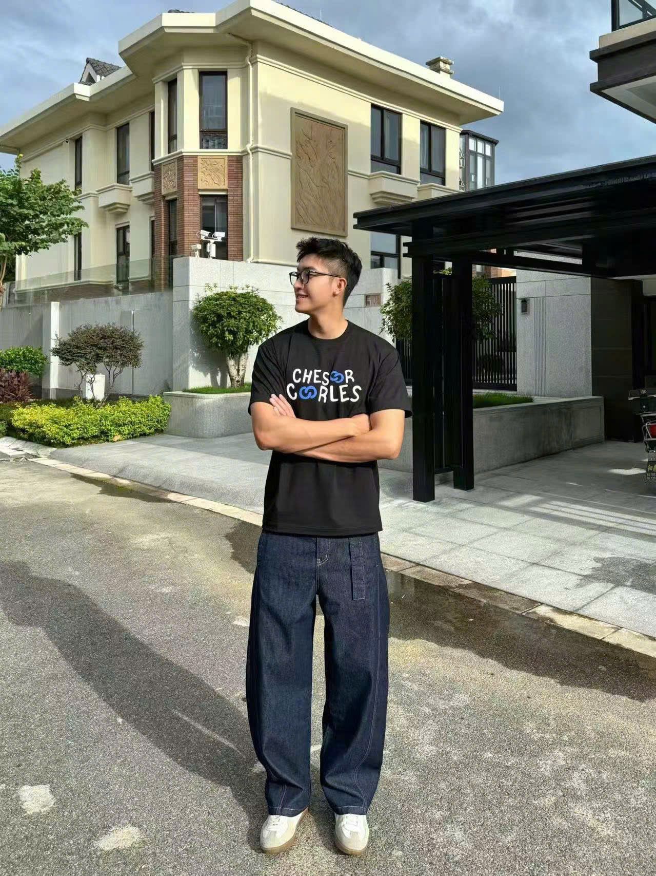  Áo phông đen Nam CC, chữ trắng lồng logo xanh 