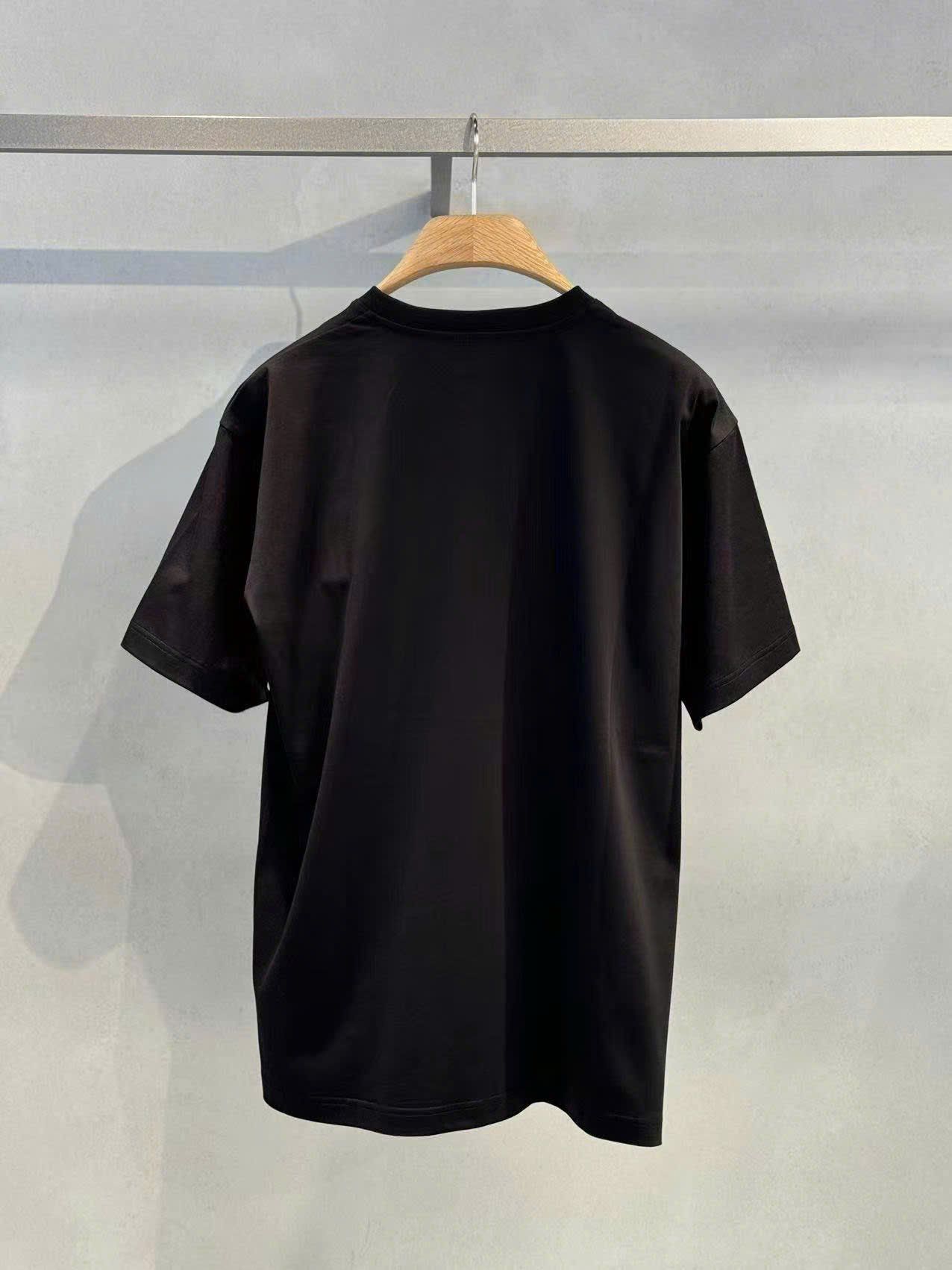  Áo phông đen Nam CC, chữ trắng lồng logo xanh 