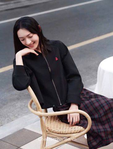  Áo khoác gió đen khóa kéo, gấu đỏ 