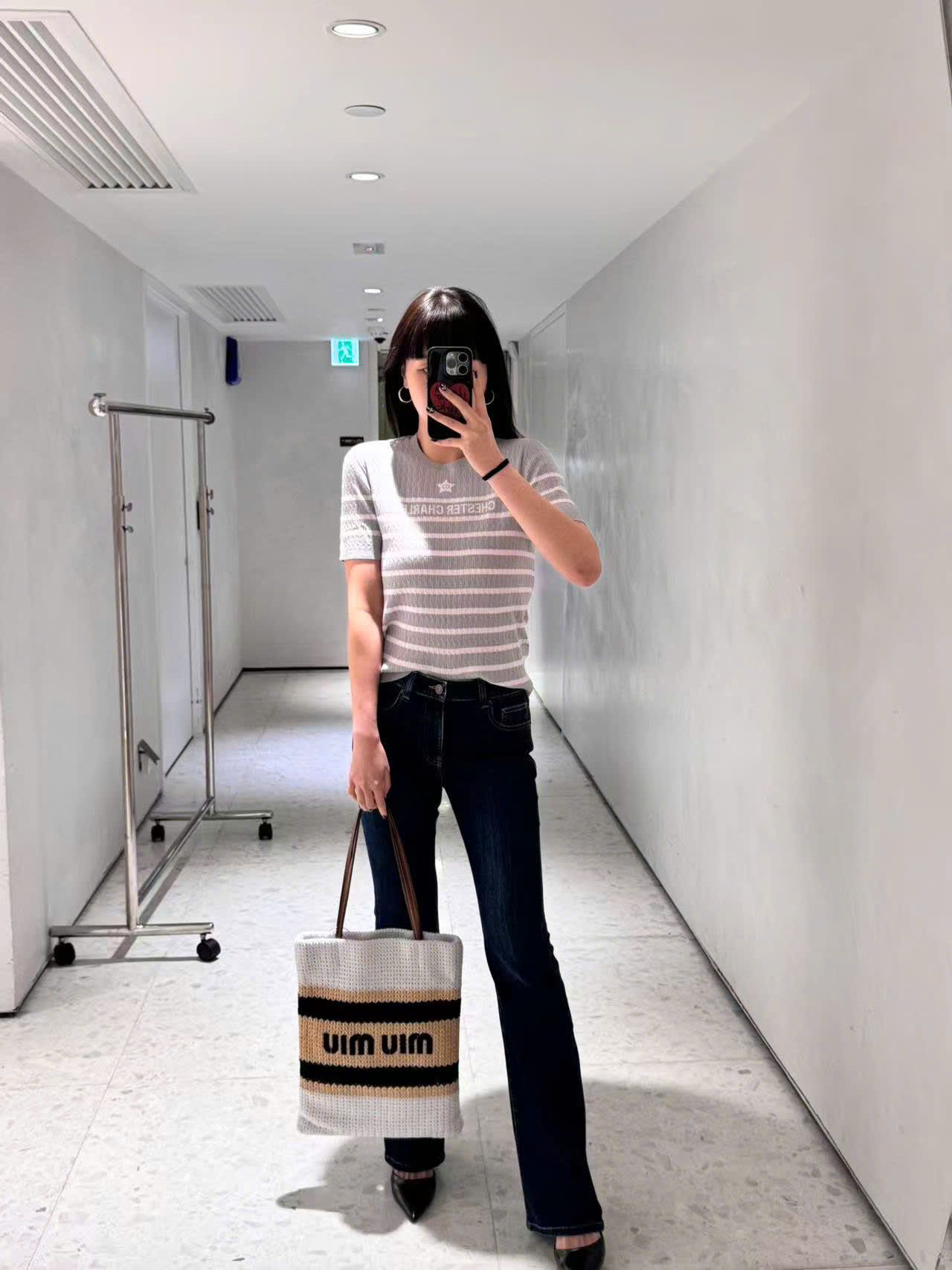  Áo xám kẻ ngang trắng - ngôi sao giữa 