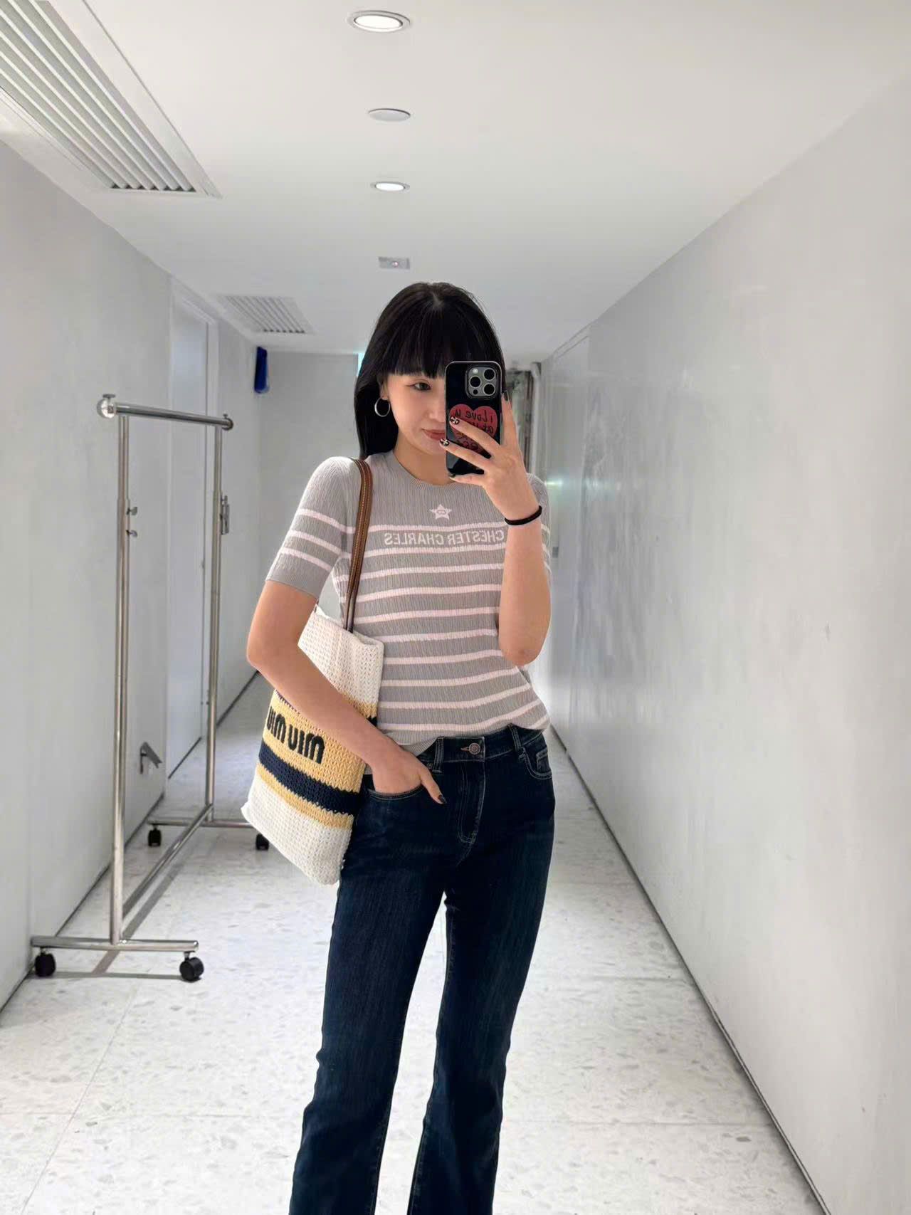  Áo xám kẻ ngang trắng - ngôi sao giữa 