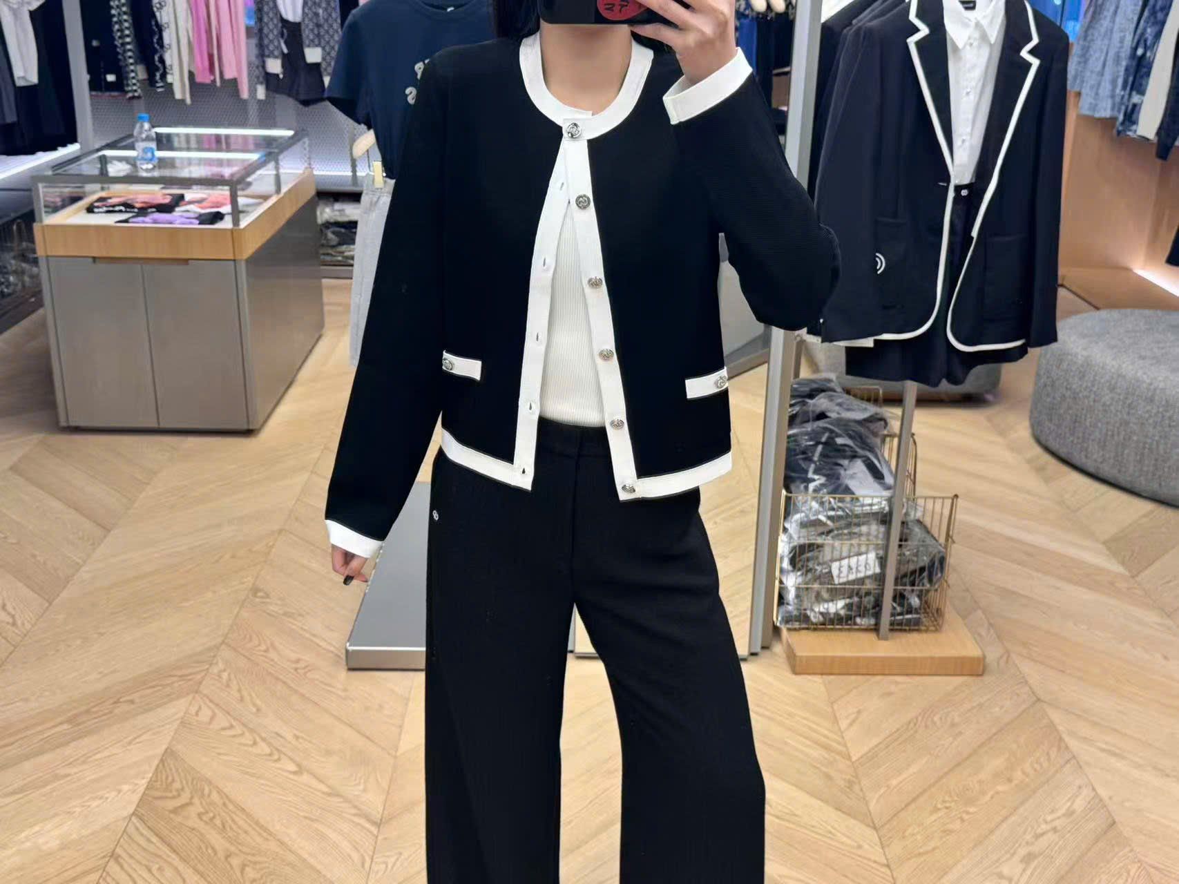  Áo CDG đen dài tay , viền trắng cúc đính đá 