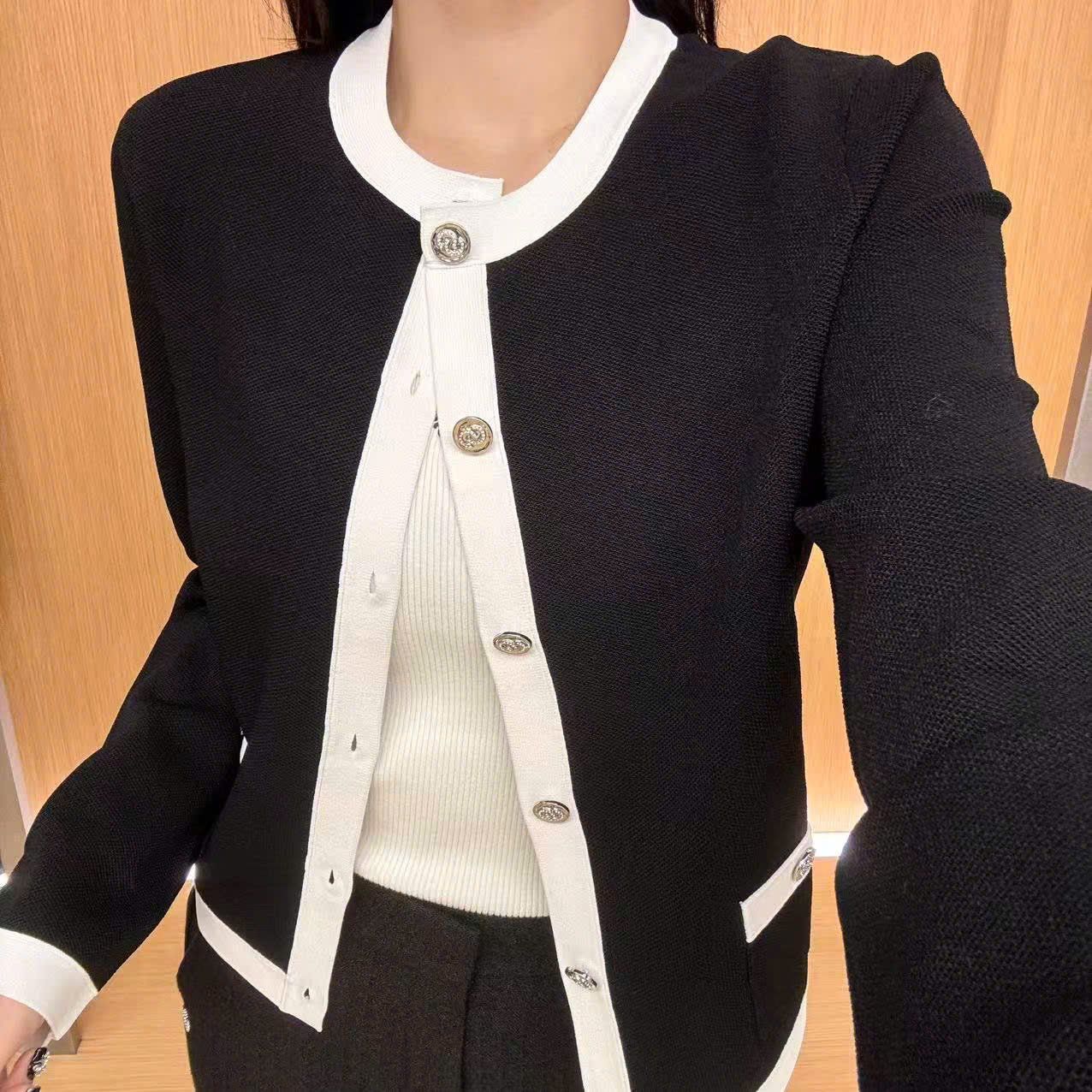  Áo CDG đen dài tay , viền trắng cúc đính đá 