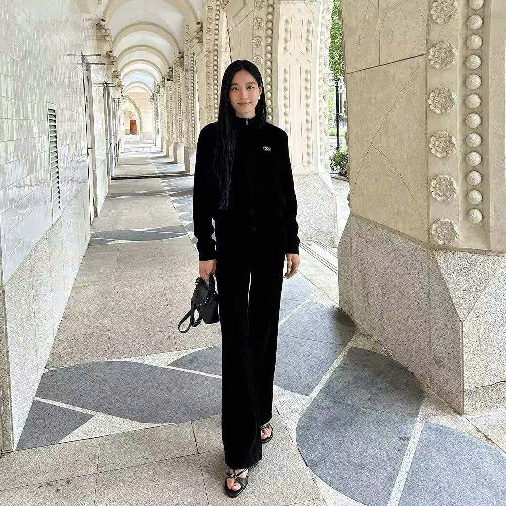  Áo khoác nhung đen xốp, logo trắng 1 bên (SET) 