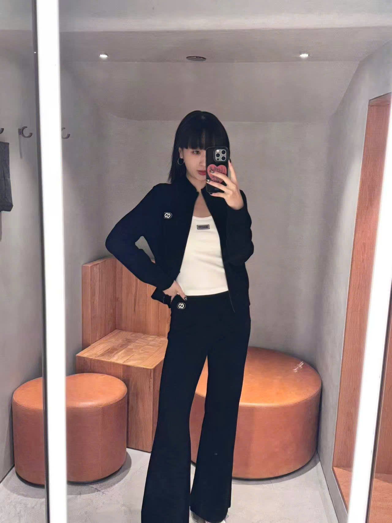  Quần DÀI nhung đen , logo trắng nhỏ 1 bên (SET) 