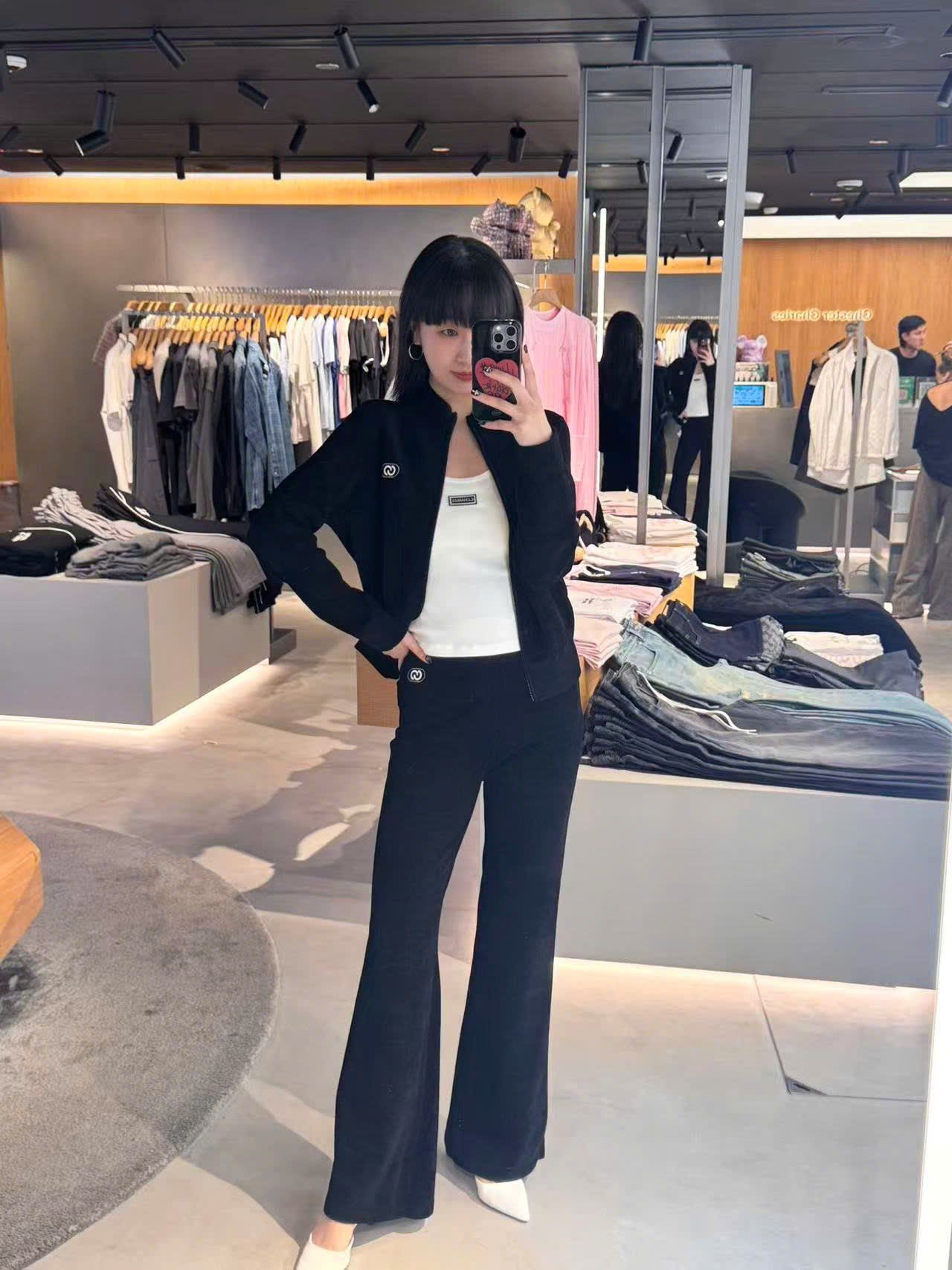  Áo khoác nhung đen xốp, logo trắng 1 bên (SET) 