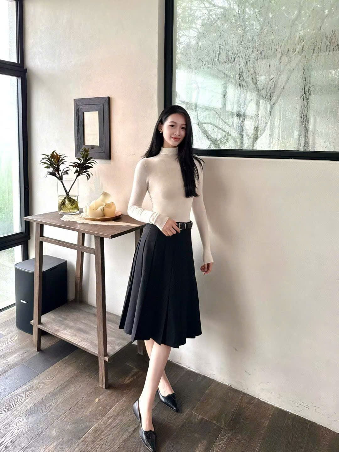  Áo len trắng cao cổ, logo nhỏ 