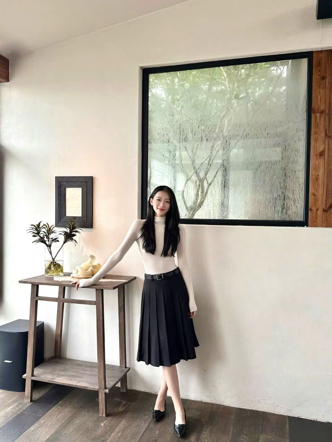  Áo len trắng cao cổ, logo nhỏ 