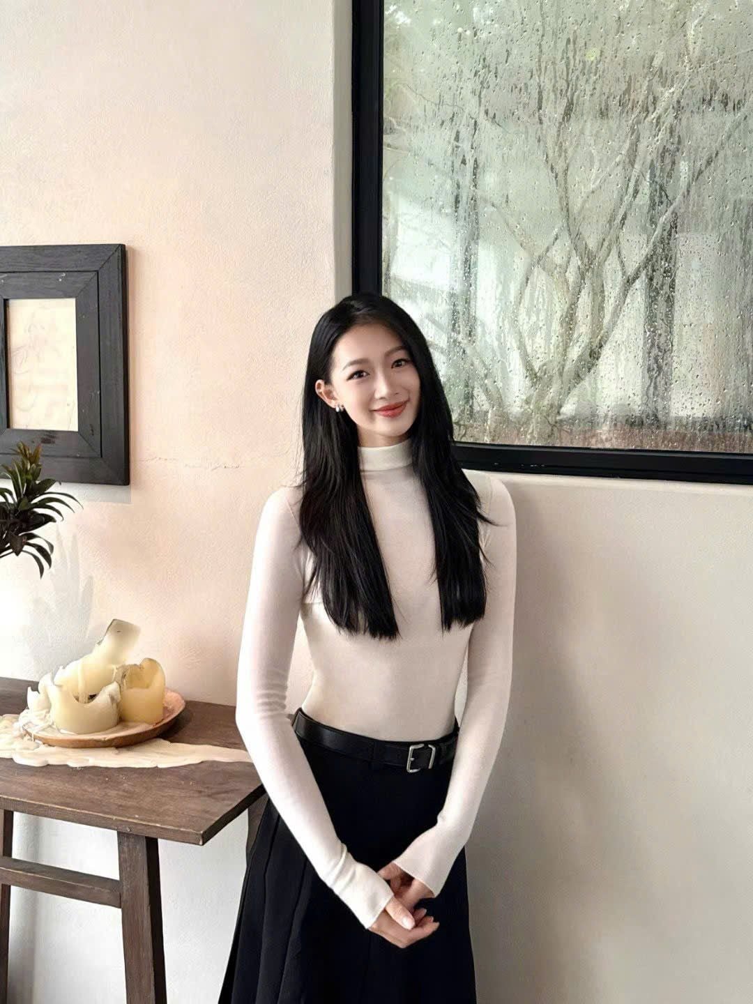  Áo len trắng cao cổ, logo nhỏ 