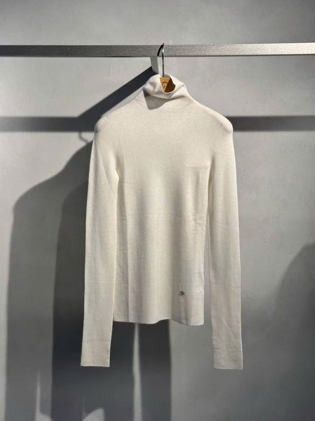  Áo len trắng cao cổ, logo nhỏ 
