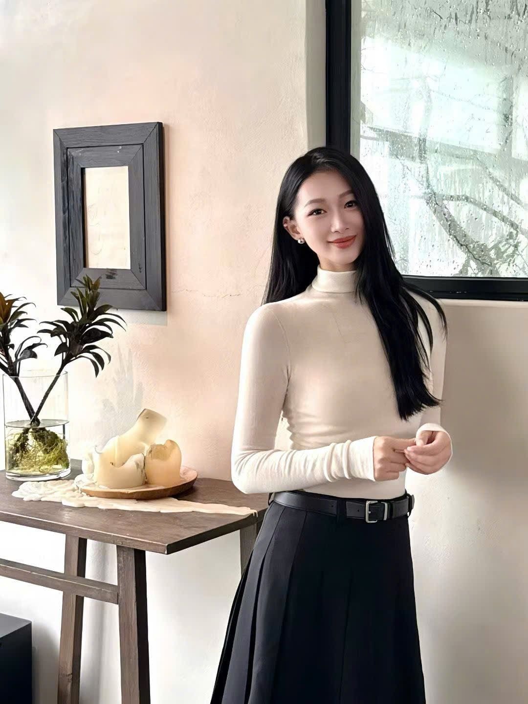  Áo len trắng cao cổ, logo nhỏ 