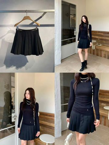  9.Chân váy xếp ly đen, cạp 2 Logo xích vàng 