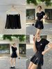  Chân váy ngắn đen, logo ở gấu 
