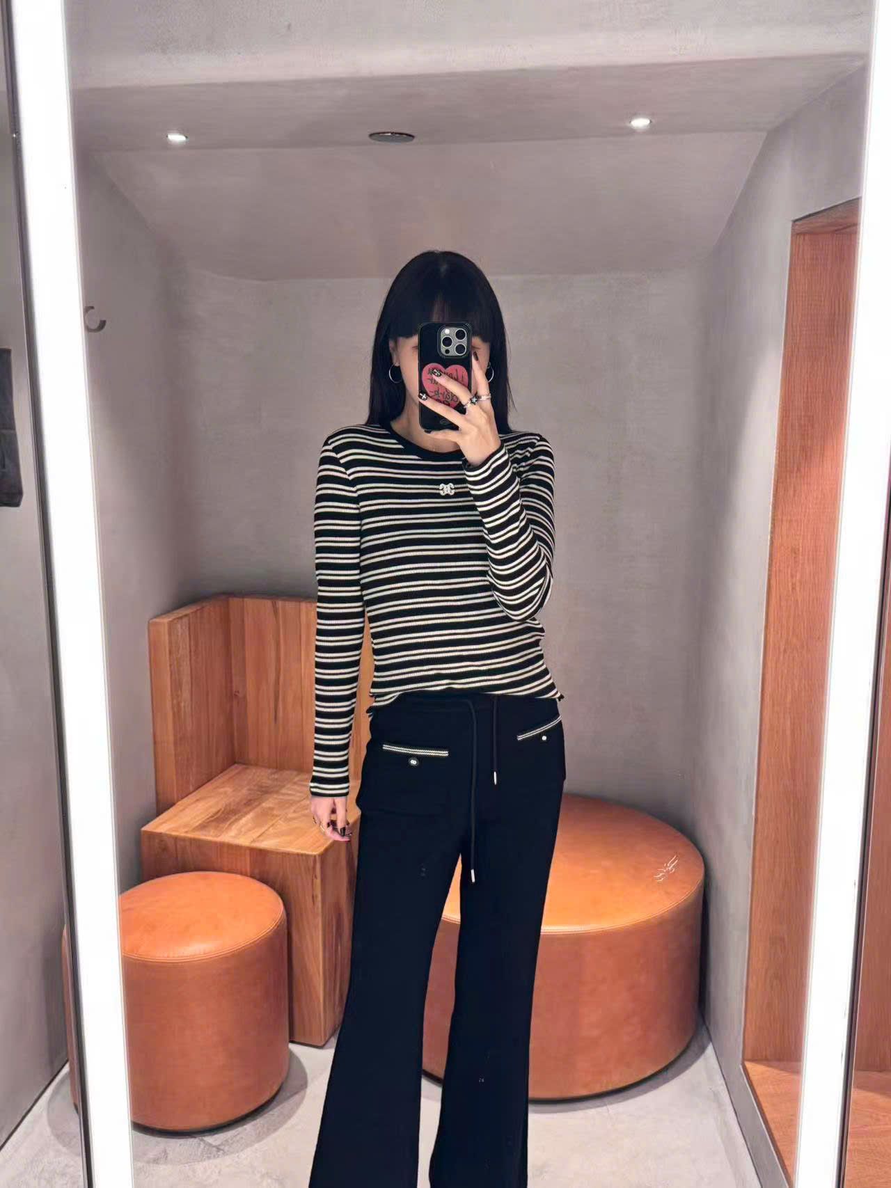  Quần nỉ đen hai túi viền trắng 